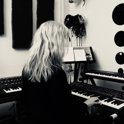 Profile Picture of Lilly Scott (@lillysings) on Twitter