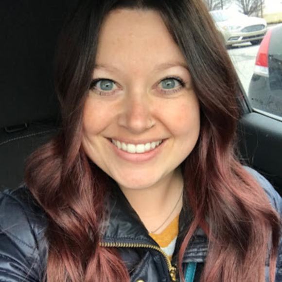 Profile Picture of Robin Reyes (@relainer22) on Poshmark