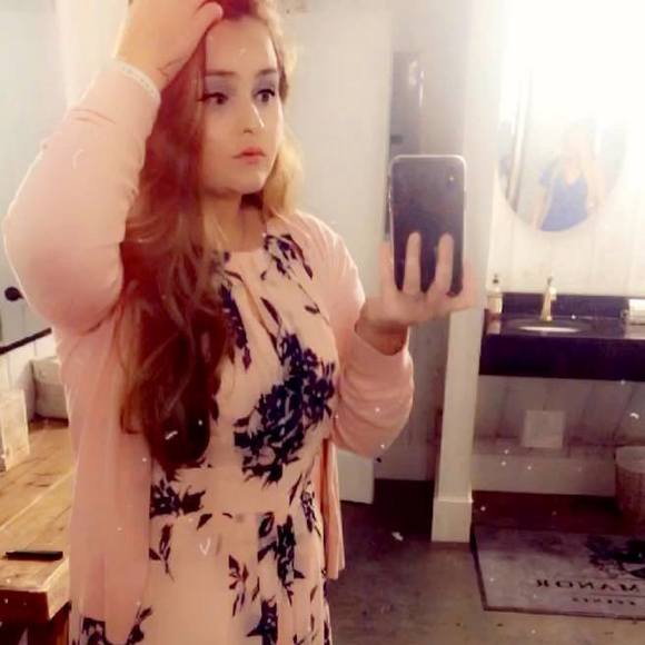 Profile Picture of Candance Barbrey (@candancebarbrey) on Poshmark