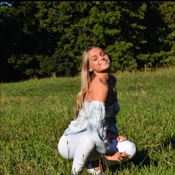 Profile Picture of Nicole Weiby (@nikki49222) on Poshmark