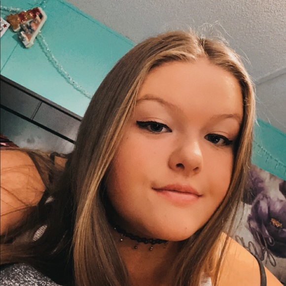 Profile Picture of Azalynn Mix (@azxymix14) on Poshmark