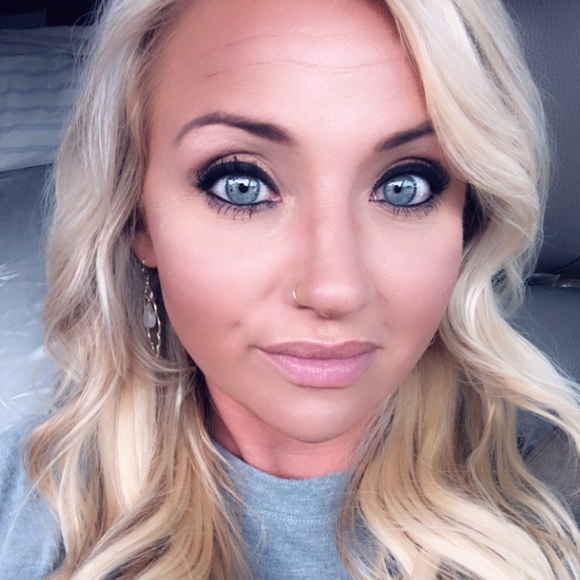 Profile Picture of Leann Roberts (@leerob3) on Poshmark