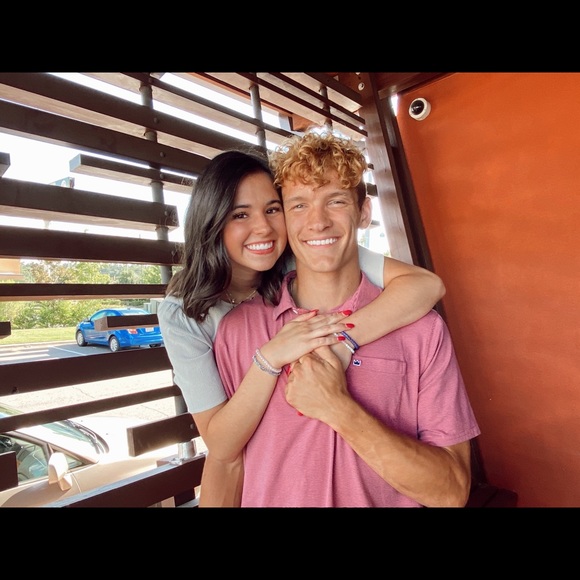 Profile Picture of Hannah Littleron (@hannahlittleton) on Poshmark