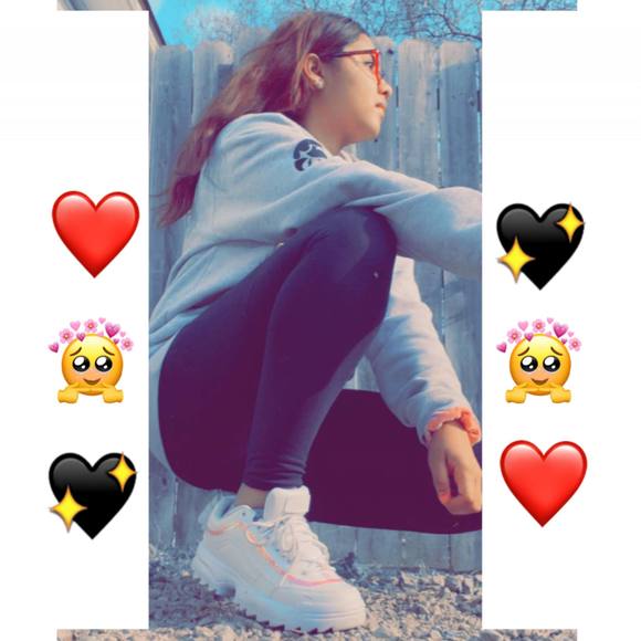 Profile Picture of Dayrin Calix (@dayrincalix05) on Poshmark