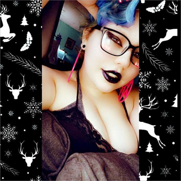 Profile Picture of Em Mincer (@emincer03) on Poshmark