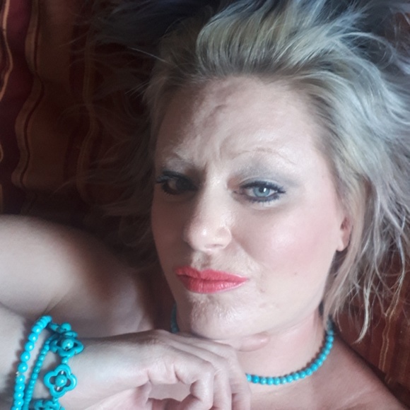 Profile Picture of Jules Hansen (@juleshansen34) on Poshmark