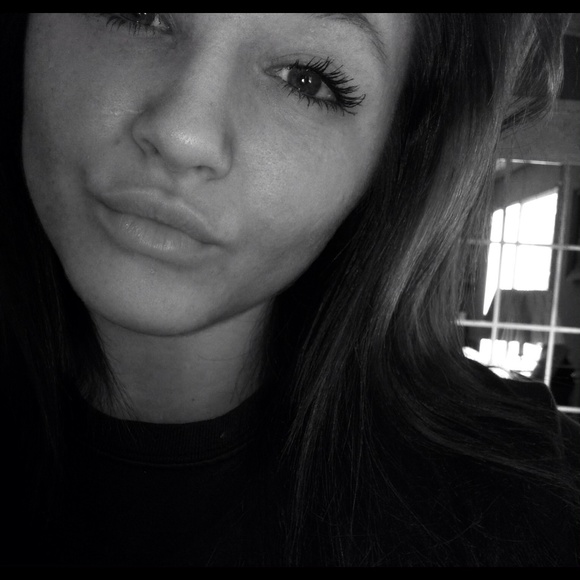 Profile Picture of Sarah Rowton (@sarahrowtonx) on Poshmark