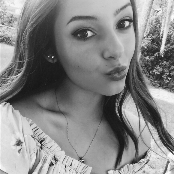 Profile Picture of Gabrielle Pardo (@alexisclothing) on Poshmark