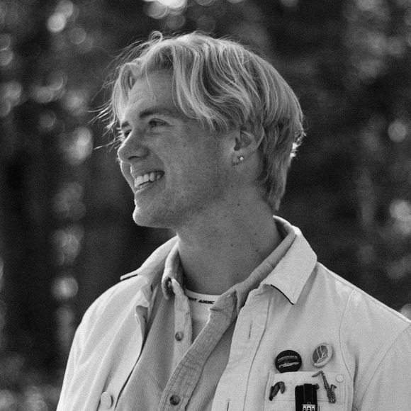 Profile Picture of David Carlsson (@davidcarlsson95) on Poshmark