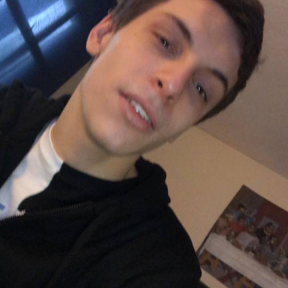 Profile Picture of Robbie Stack (@robbiestack) on Poshmark