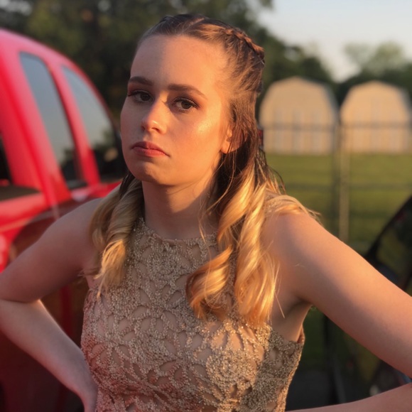 Profile Picture of Shelby Carlington (@s_h_e_l_b_y_) on Poshmark