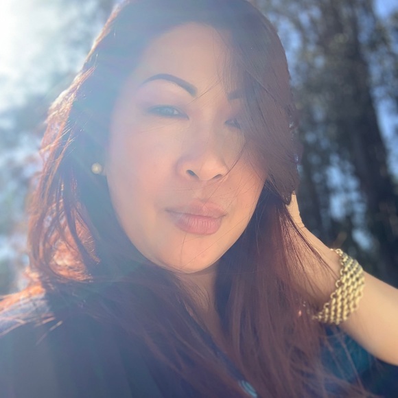 Profile Picture of Jennifer Osian (@jenniferosian) on Poshmark