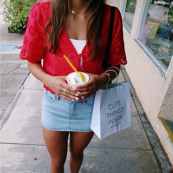 Profile Picture of Juliana Jacoby (@julianadjacoby) on Poshmark