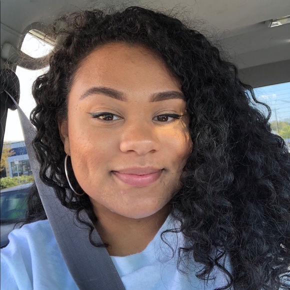 Profile Picture of Gabby Atherley (@gabbyamparo) on Poshmark