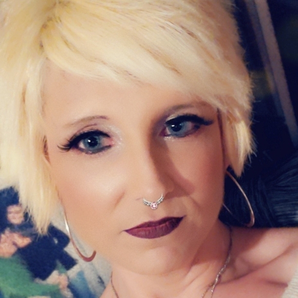 Profile Picture of Beth Reinert (@pinkdiva84) on Poshmark