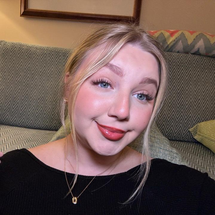 Profile Picture of 𝓷 𝓮 𝓵 𝓵 𝔂 🧸 (@rogonelly) on Tiktok