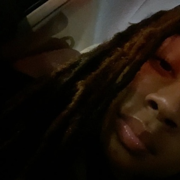 Profile Picture of Ivory Campbell (@ivorymeyari) on Poshmark