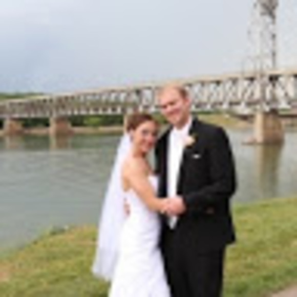 Profile Picture of Kristen Swensen (@klswensen83) on Poshmark