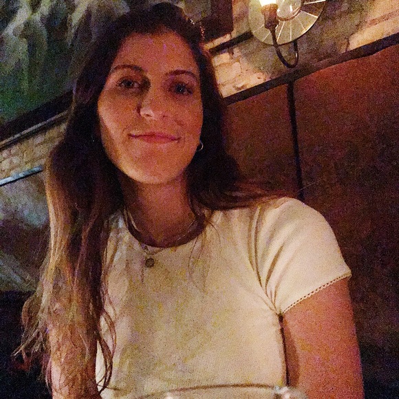 Profile Picture of Antonella Kugler (@antkug) on Poshmark