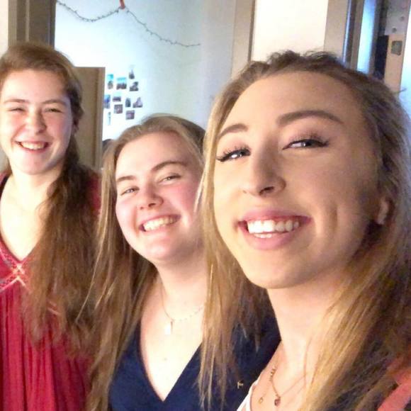 Profile Picture of Zoe Adamson (@zoeadamson) on Poshmark