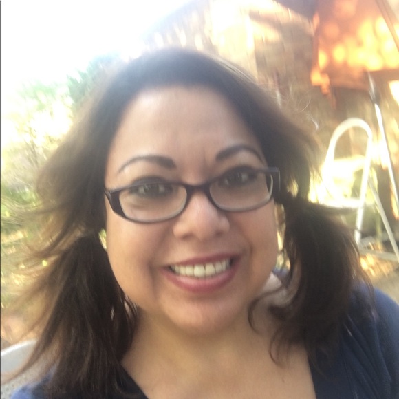 Profile Picture of Bea Moralez (@beebs22) on Poshmark