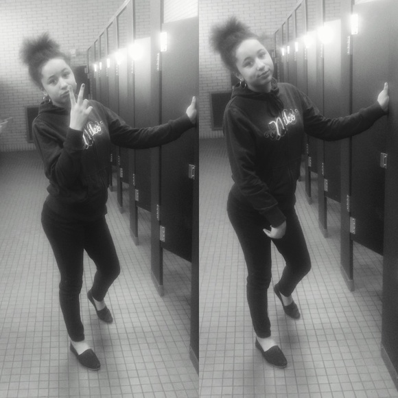 Profile Picture of Eva Beecham (@eva3251) on Poshmark