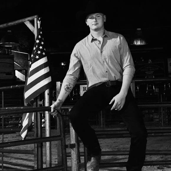 Profile Picture of Ian Glassic (@glassici) on Poshmark