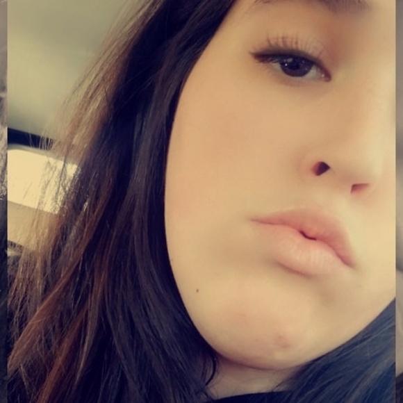 Profile Picture of Maggie Settlemires (@msettlemires17) on Poshmark