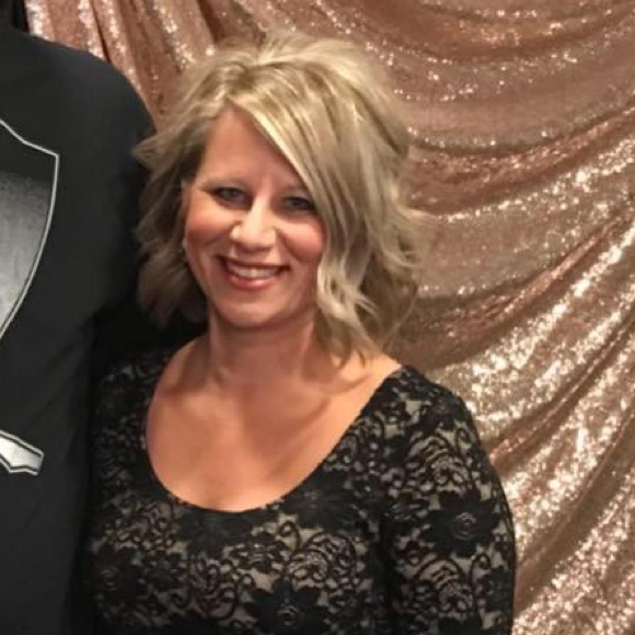 Profile Picture of Angie Trinklein (@amtrink) on Poshmark
