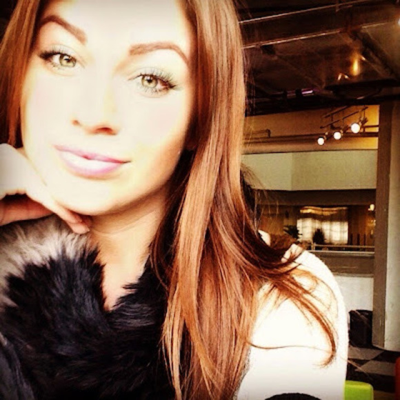 Profile Picture of Robyn Minarik (@robyn_minarik) on Poshmark