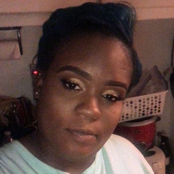 Profile Picture of Rasheda Munn (@rashedamunn) on Poshmark