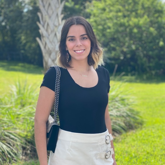 Profile Picture of Isabela Arbia (@bela97) on Poshmark