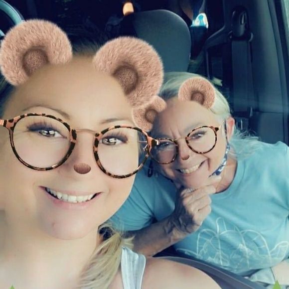 Profile Picture of Lynette Kolodzey (@lynetterk) on Poshmark