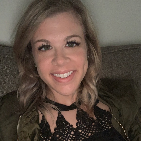 Profile Picture of Corinne Wolfe (@wolfecorinne) on Poshmark