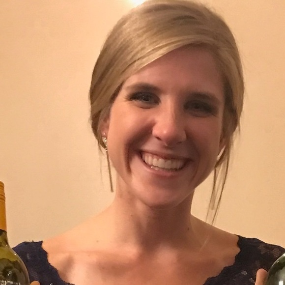 Profile Picture of Lisa Hambly (@ldahlin) on Poshmark