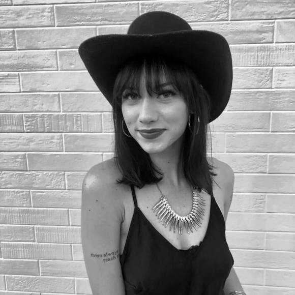 Profile Picture of Mikayla Anewalt (@mikayla_anewalt) on Poshmark