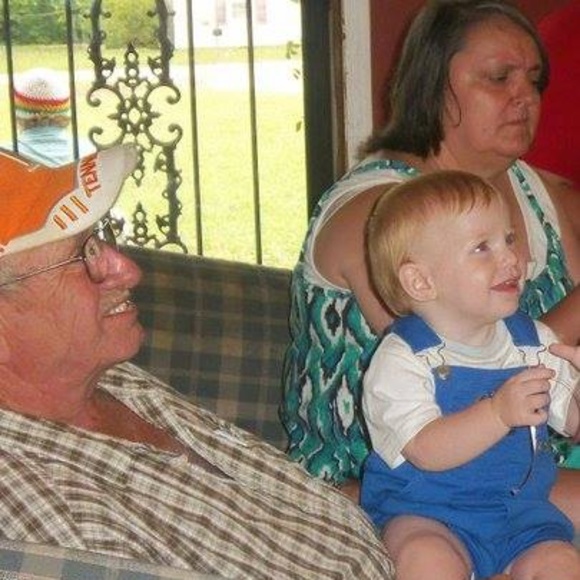 Profile Picture of Sandra Holt (@sholt002) on Poshmark