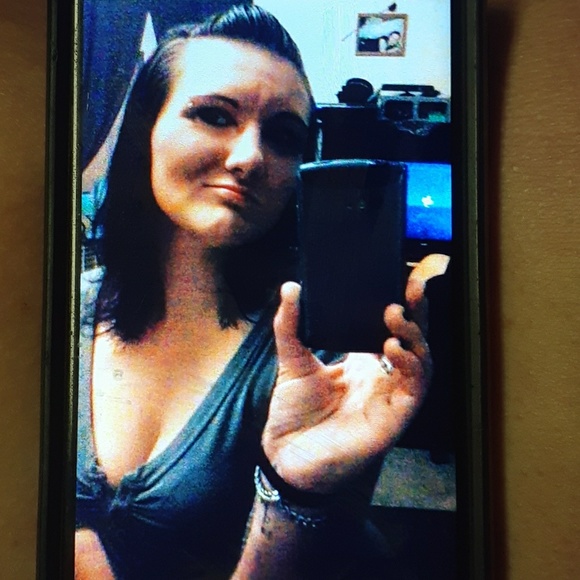 Profile Picture of Amanda Sasnett (@amandasasnett) on Poshmark