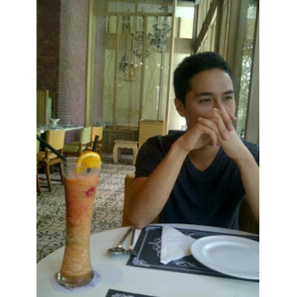 Profile Picture of Christopher Triplett (@triplettca) on Poshmark