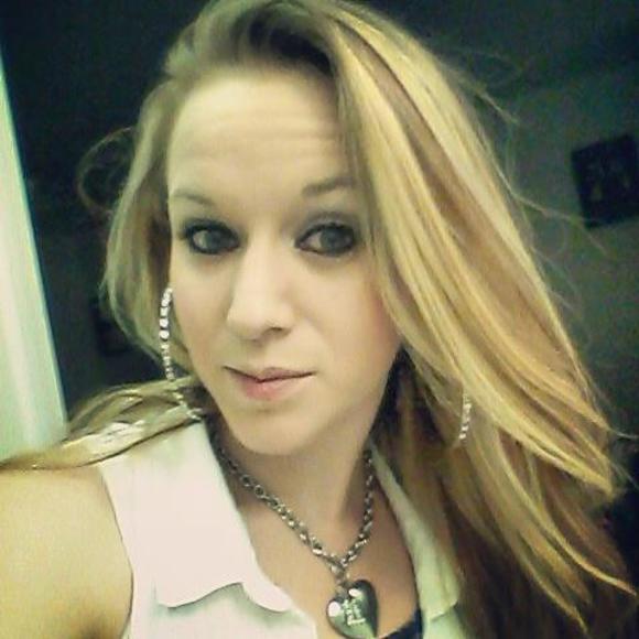 Profile Picture of Riki Andasola (@rikiamor) on Poshmark