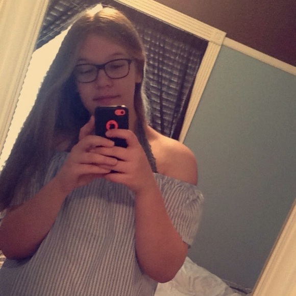 Profile Picture of Regan Moore (@rgoldy29) on Poshmark