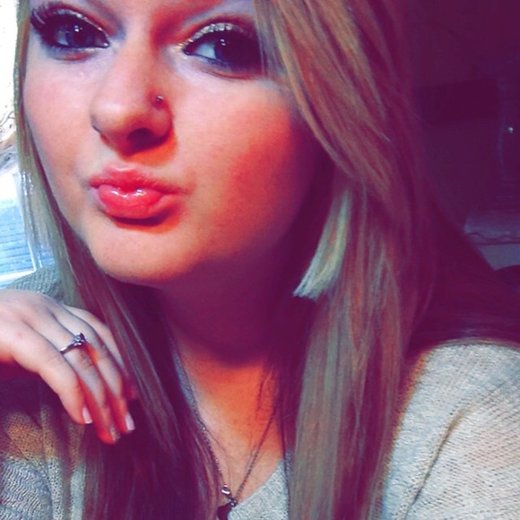 Profile Picture of Haley Robbins (@haley_beaar) on Poshmark