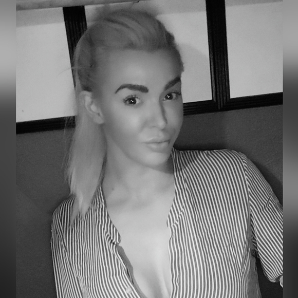 Profile Picture of Laure ann Friedell (@laureannf) on Poshmark