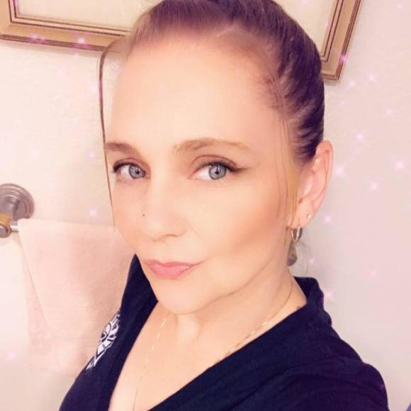 Profile Picture of April Makelim-olden (@apriljo913) on Poshmark