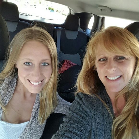 Profile Picture of Sandi Pruchnick (@dolfyn1026) on Poshmark