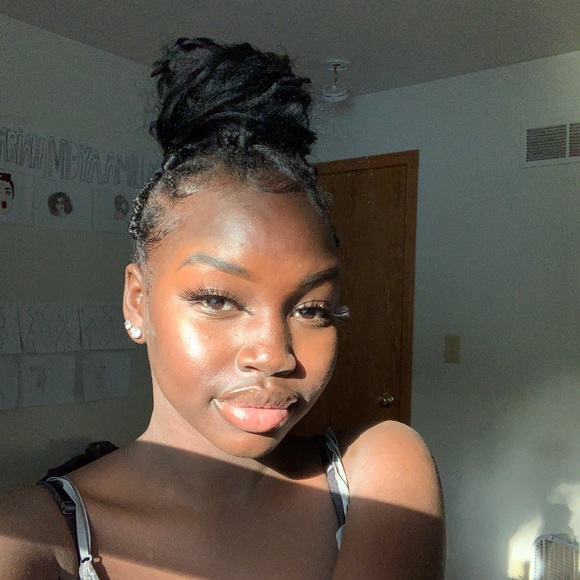 Profile Picture of Rawnag Hamouda (@hrawnag) on Poshmark