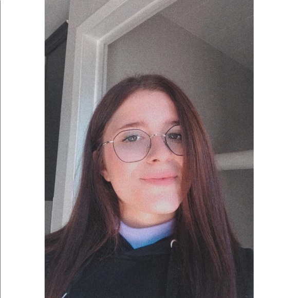 Profile Picture of Marylou Desbiens (@maryyld_) on Poshmark