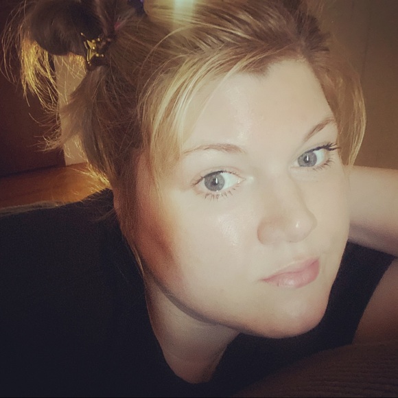 Profile Picture of Lara Paul (@lmpaul10) on Poshmark