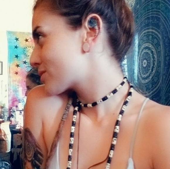 Profile Picture of Lizz Charnaw (@lizzcharnaw7) on Poshmark