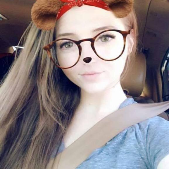Profile Picture of Harmony Scott (@harmski90) on Poshmark